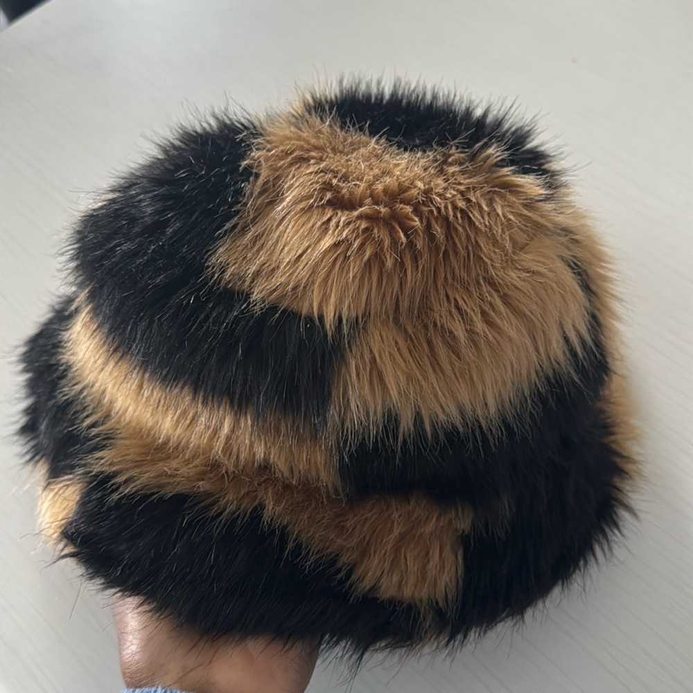 Stand studio wera fur bucket hat